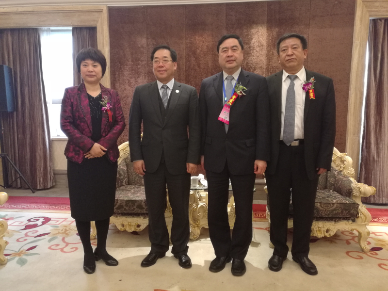 9-趙振元與袁三軍（右一）、孫淑芳（左一）、李中航（左二）親切合影.jpg
